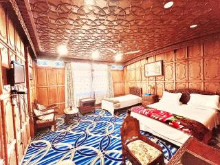 Showkat Houseboat Luxe Stays - 3