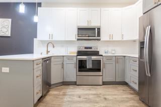 Spacious 3-Bed3BathKing BedsTVWasherDryer - 4