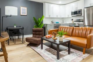 Deluxe 3-bdrm Oasis Dtparking,sleeps8,wifi,wd - 0