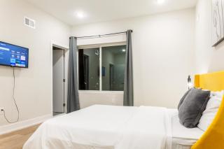 Deluxe 3-bdrm Oasis Dtparking,sleeps8,wifi,wd - 4