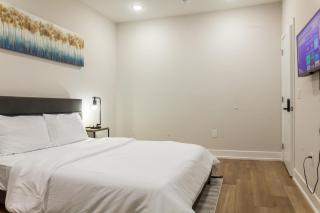 Deluxe 3-bdrm Oasis Dtparking,sleeps8,wifi,wd - 1