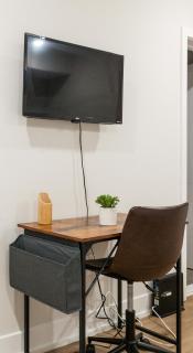 Deluxe 3-bdrm Oasis Dtparking,sleeps8,wifi,wd - 2