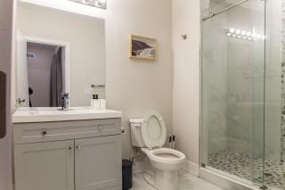 Deluxe 3-bdrm Oasis Dtparking,sleeps8,wifi,wd - 3