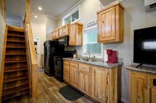 Breathtaking Cabin Nestled Amidst Trees and Barbecue Provided in Broken Bow, Oklahoma - Broken Bow - 8