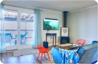 Lakefront Cottage with Spacious Deck and Great Views in NY - - 0