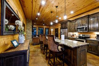 Outstanding Cabin with Fire Pit, Hot-tub and Fireplace in Broken Bow, Oklahoma - Broken Bow - 5