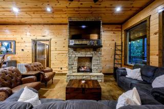Outstanding Cabin with Fire Pit, Hot-tub and Fireplace in Broken Bow, Oklahoma - Broken Bow - 2