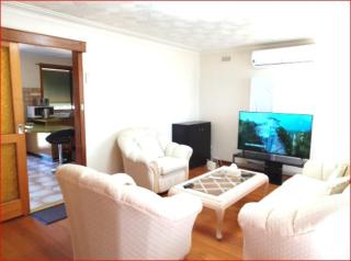 Charming Three-Bedroom Holiday Home Near Tourist Attractions - Werribee - 5