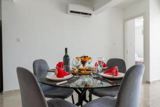 Modern 1BR Apt in Limassol Center, AC, Balcony, Parking - Limassol - 2
