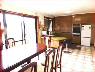 Charming Three-Bedroom Holiday Home Near Tourist Attractions - Werribee - 4