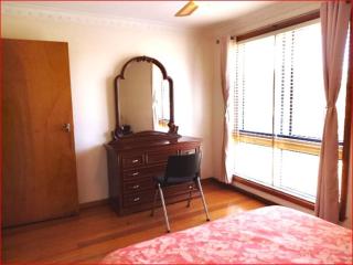 Charming Three-Bedroom Holiday Home Near Tourist Attractions - Werribee - 0