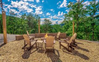 The Refined Raccoon Retreat - Sevierville - 7