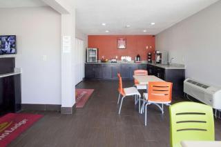 Econo Lodge Airport - 8