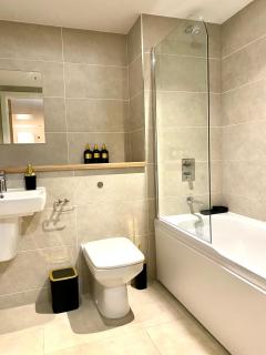 Luxurious 2 Bedroom - Water View and Parking - Manchester - 2