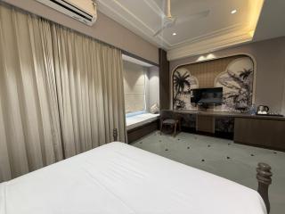 The Luxury Tiger at Lake Pichola - 6