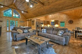 Rohring Retreat - Bask in comfort on the deck and play games in the game room - Mineral Bluff - 1