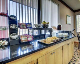 Econo Lodge Inn & Suites Forest - 7