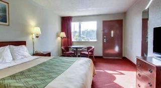 Econo Lodge Inn & Suites Forest - 2