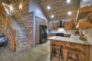 Holly Berry Hill Newly built elegant rustic interiors cozy hot tub - Young Harris - 2