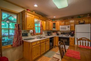 Annies Mountain Mist Hot tub gas fireplace cozy king beds - 2