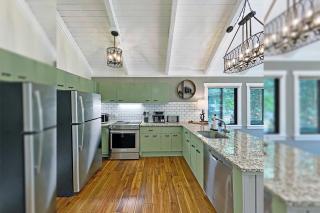 The Burrow - Cozy Fireplace Community Amenities Modern Interior - 7