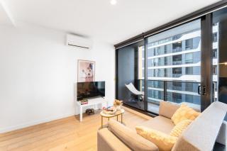 Prime CBD Living Modern 1BR Steps from Everything - Melbourne - 9