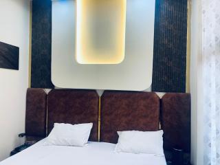 Radha Madhavam Luxurious Boutique Stay - Mathura - 2