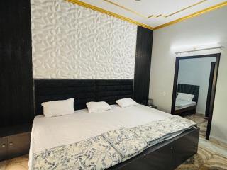 Radha Madhavam Luxurious Boutique Stay - Mathura - 3