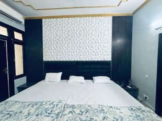 Radha Madhavam Luxurious Boutique Stay - Mathura - 4