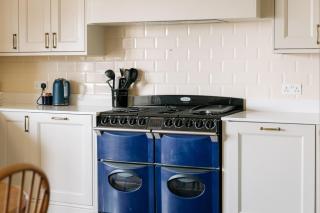 Old Vicarage Upper Apartment with Panoramic Views, Games Room & Stylish Interiors in Shanklin Old Village - 8