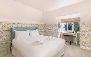 NEW JULY 2025 - Grand Clifftop Duplex with Panoramic Views, Games Room & Stylish Interiors in Shanklin Old Village - 2