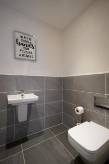 Serenity by the Water 3-Bed London 2x parking space - 8