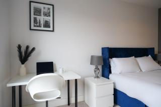 Serenity by the Water 3-Bed London 2x parking space - 1