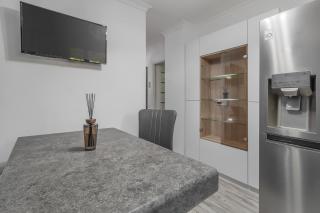 Gold and Grey Apartment - Oradea - 6