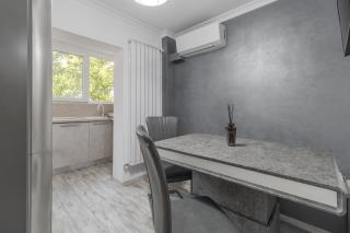 Gold and Grey Apartment - Oradea - 7