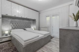 Gold and Grey Apartment - Oradea - 8