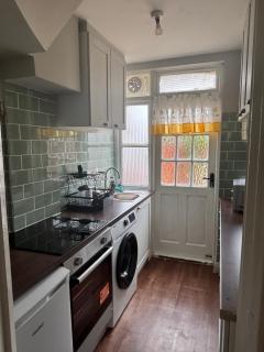 Three bedrooms holiday home fun -relax &work - Surbiton - 5