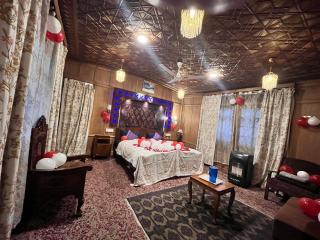 Showkat Houseboat Luxe Stays - Srinagar - 2
