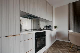 Balcony & Parking, Modern Elegant Apartment! Near Tram - 2