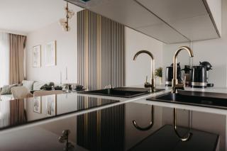 Balcony & Parking, Modern Elegant Apartment! Near Tram - 1