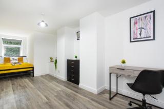 Alt-Stay, Wakefield, 5 Mins To Centre - Recently Refurbished June 2025 - Parking For 8 Vehicles - Wi-Fi - Ideal For Contractors & Long Stays - Wakefield - 7