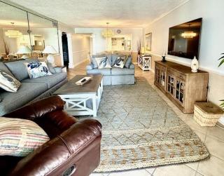 1065 Shoreline Towers Charming Beachfront Condo-Free Beach Setup - 7