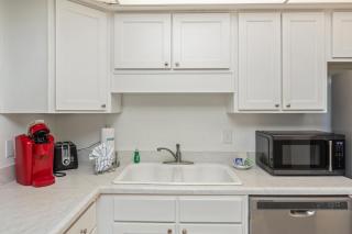 2042 Shoreline Towers – Gulf-View Condo with Free Beach Setup - 3