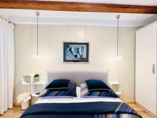 Charming Seaside Apartment - 8