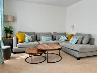 Stylish 3BR Cardiff Home Balcony, Garden, Free Parking and EV Charging - 0