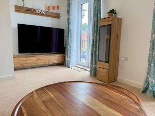 Stylish 3BR Cardiff Home Balcony, Garden, Free Parking and EV Charging - Cardiff - 6