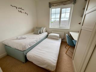 Stylish 3BR Cardiff Home Balcony, Garden, Free Parking and EV Charging - Cardiff - 2