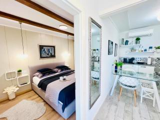Charming Seaside Apartment - 9