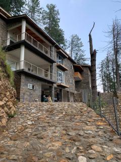 Pine Edge by T2R - Luxury 2BR Duplex Apartment Private Parking & Stunning Views in Khaira Gali near to Nathia Gali & Muree - Abbottabad - 0