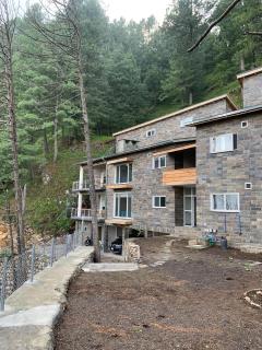 Pine Edge by T2R - Luxury 2BR Duplex Apartment Private Parking & Stunning Views in Khaira Gali near to Nathia Gali & Muree - Abbottabad - 1